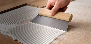 Почему в паркетных клеях нет воды — и что это даёт