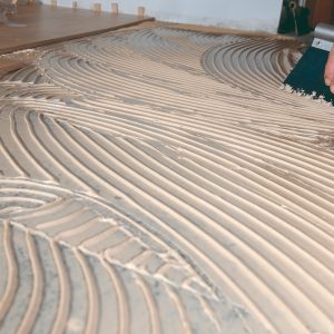 Почему в паркетных клеях нет воды — и что это даёт